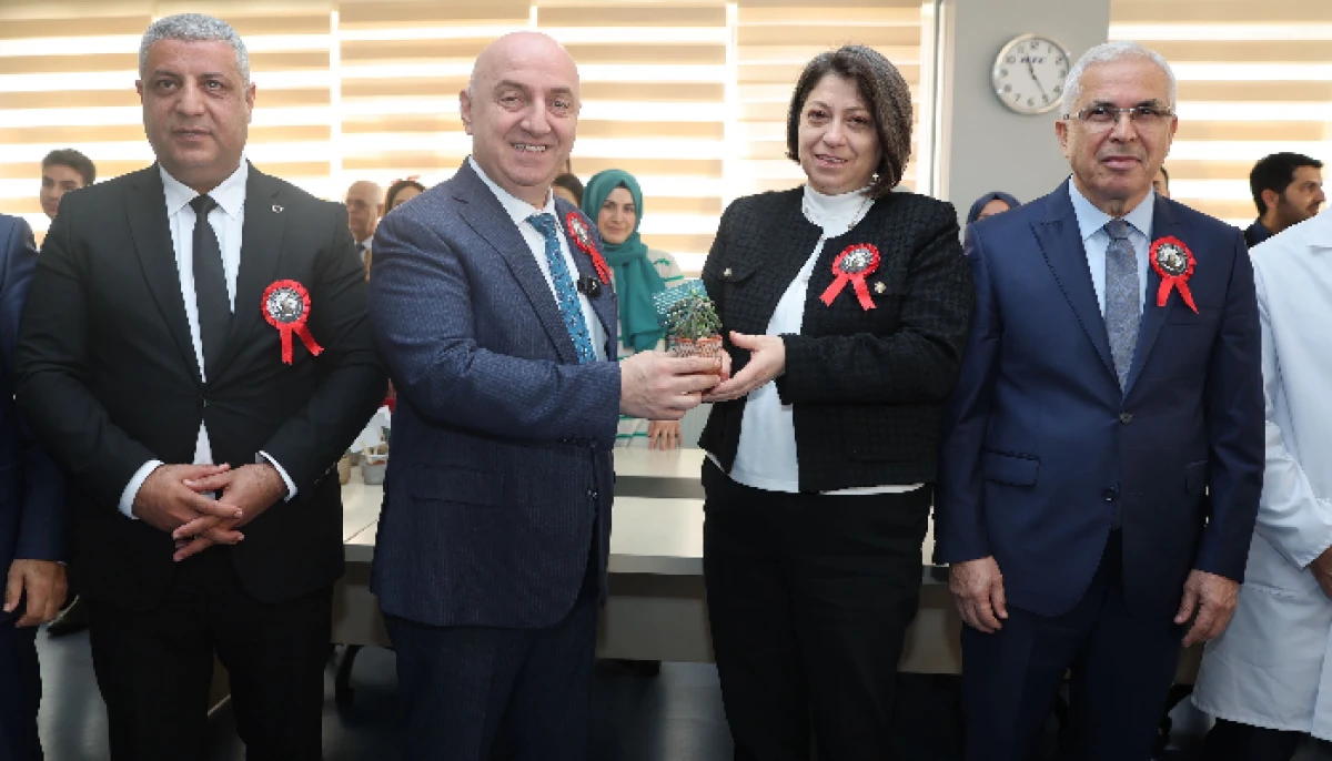 DARICA BELEDİYESİ, ÖĞRETMENLER GÜNÜNÜ ÇİÇEKLERLE KUTLADI