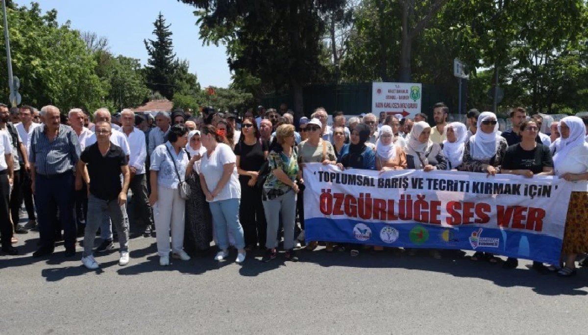 DEM Parti'den Bakırköy Kadın Cezaevi Önünde Yürüyüş ve Oturma Eylemi