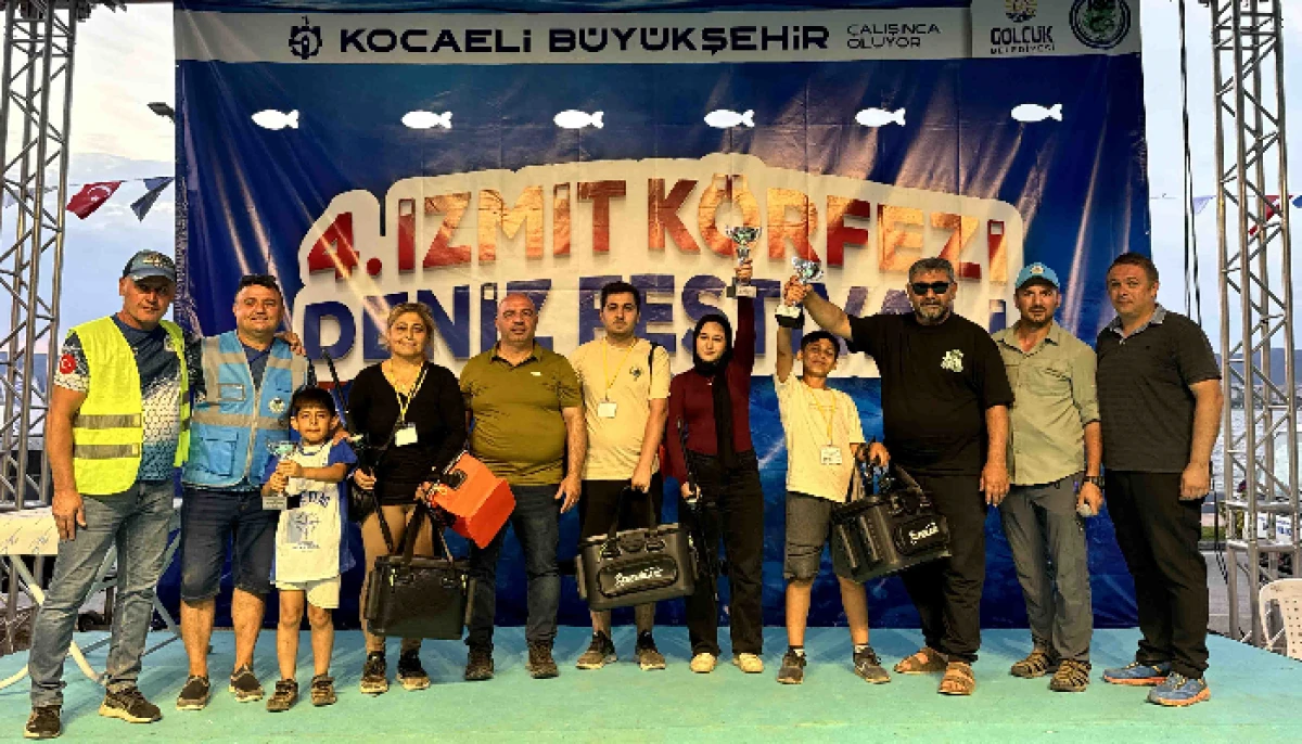 İzmit Körfez Sahilinde Şenlik, Denizde Yarış Vardı.