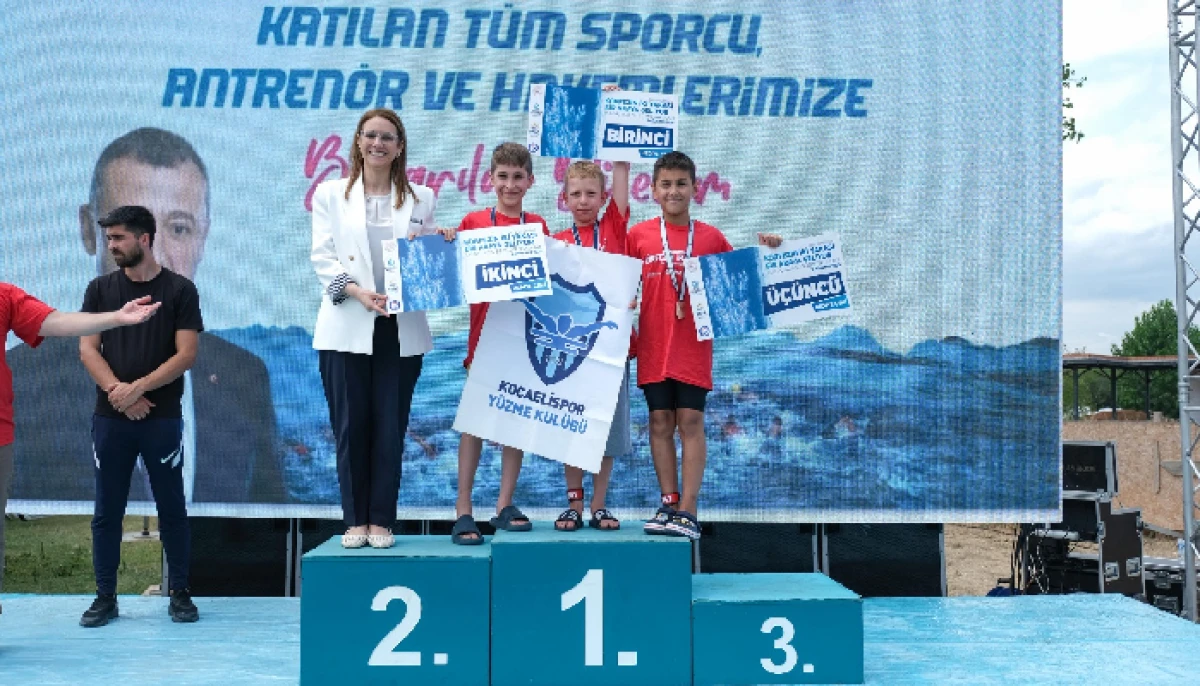 İzmit Körfezinin İki Yakası Kulaçlarla Birleşti.