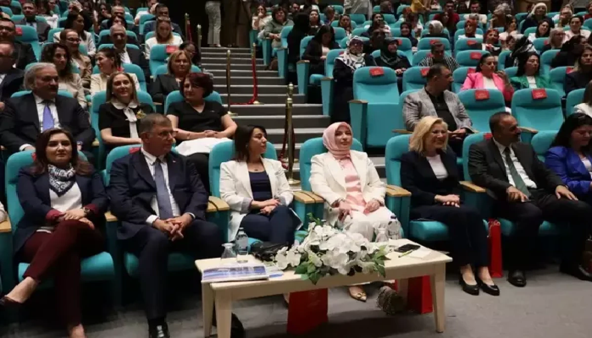 Kadın Erkek Fırsat Eşitliği Çalıştayı İzmir'de Yapıldı.
