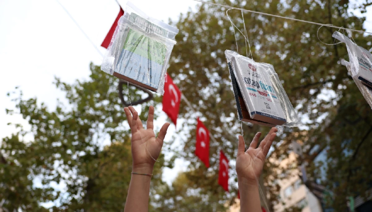 Kocaeli’de Gelenek Bozulmadı, Kitaplar Yine İlk Ağaçlarda Açtı!