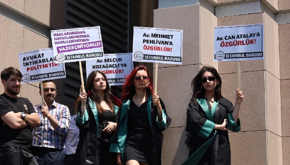 Polis Avukatların Protestosuna Adliye Önünde Müdahale Etti.