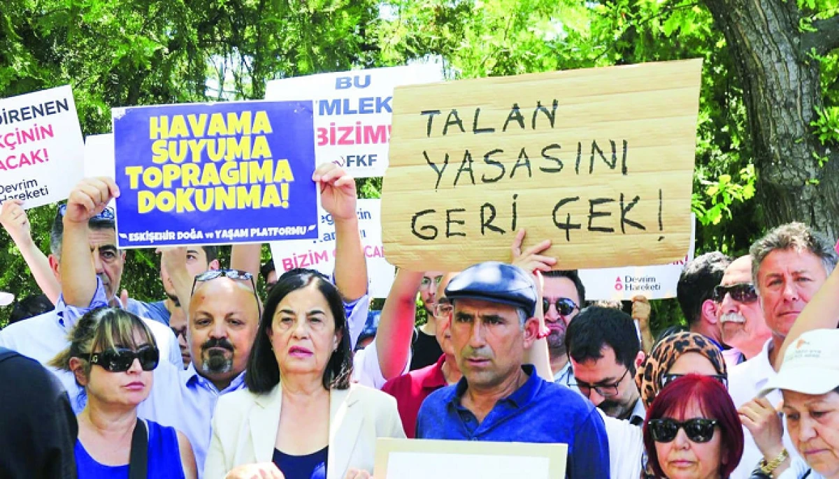 Yaşam Savunucuları Yasa Teklifine Karşı Nöbette.